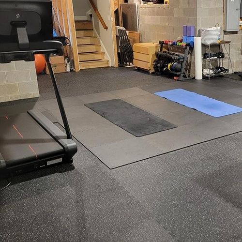 Gym med gummigolv, löpband och träningsmattor för dämpad träning